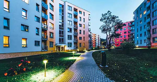 Wegbeleuchtung einer Wohnanlage mit Solarlampen